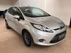 Argento Usata 2011 Ford Fiesta Titanium Tre volumi | 4990 € (Cara)