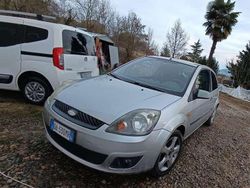 Argento Usata 2006 Ford Fiesta Ghia Tre volumi | 1950 € (Buon prezzo)