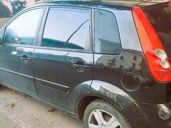 Grigio Usata 2008 Ford Fiesta Ghia Due volumi | 2300 € (Buon prezzo)