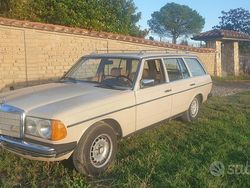 Marrone Usata 1981 Mercedes 240 Tre volumi | 4800 €