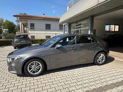 Grigio scuro Usata 2020 Mercedes A180 Business Tre volumi | 18.900 € (Buon prezzo)