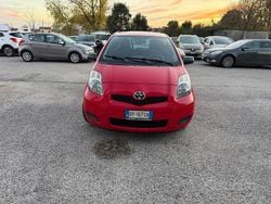 Rosso Usata 2010 Toyota Yaris Tre volumi | 5100 € (Buon prezzo)