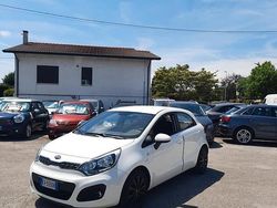 Bianco Usata 2014 Kia Rio Active Tre volumi | 4800 € (Buon prezzo)