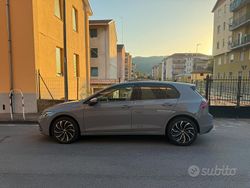 Grigio Usata 2022 VW Golf VIII Life Tre volumi | 23.500 € (Cara)