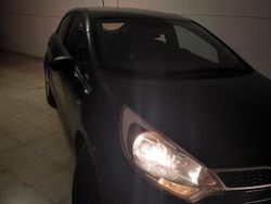 Nero Usata 2016 Kia Rio Tre volumi | 6900 € (Buon prezzo)