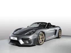 Grigio vanadio metallizzato/capote nera con finiture rosso carminio Nuova 2025 Porsche Boxster Spyder Cabrio | 207.430 €