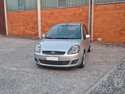 Grigio Usata 2008 Ford Fiesta Ghia Tre volumi | 2800 € (Buon prezzo)