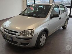 Grigio Usata 2004 Opel Corsa Tre volumi | 2000 € (Buon prezzo)