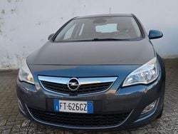 Grigio Usata 2010 Opel Astra Tre volumi | 4800 € (Buon prezzo)