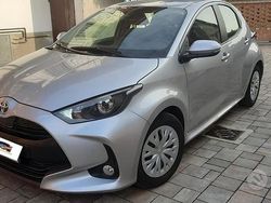 Grigio Usata 2023 Toyota Yaris Hybrid Active Tre volumi | 16.990 € (Ottimo prezzo)