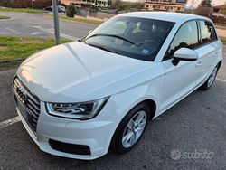 Bianco Usata 2016 Audi A1 Ambiente Tre volumi | 13.990 € (Molto cara)