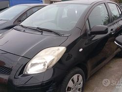 Nero Usata 2011 Toyota Yaris Tre volumi | 3700 € (Buon prezzo)