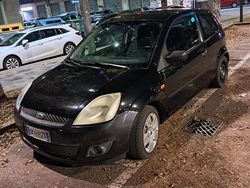 Usata 2004 Ford Fiesta Due volumi | 1200 € (Buon prezzo)