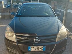 Nero Usata 2005 Opel Astra Enjoy Tre volumi | 1800 € (Buon prezzo)
