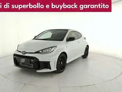 Bianco Nuova 2024 Toyota Yaris Tre volumi | 52.900 € (Ottimo prezzo)
