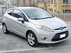 Grigio Usata 2010 Ford Fiesta Titanium Tre volumi | 4850 € (Buon prezzo)