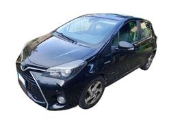Nero Usata 2015 Toyota Yaris Hybrid Active Tre volumi | 11.500 € (Cara)
