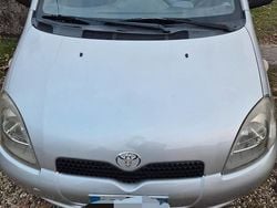 Grigio Usata 2001 Toyota Yaris Due volumi | 700 € (Buon prezzo)