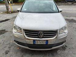 Grigio Usata 2010 VW Touran Monovolume | 4000 € (Buon prezzo)