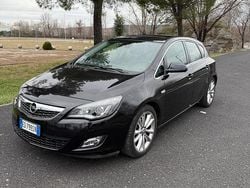 Nero Usata 2010 Opel Astra Cosmo Tre volumi | 4900 € (Buon prezzo)