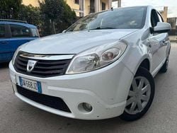 Bianco Usata 2009 Dacia Sandero Lauréate Tre volumi | 1450 € (Molto cara)
