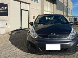 Grigio Usata 2014 Kia Rio Tre volumi | 4890 € (Buon prezzo)