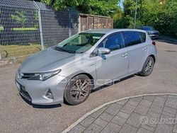 Grigio Usata 2015 Toyota Auris Hybrid Active Tre volumi | 8399 € (Ottimo prezzo)