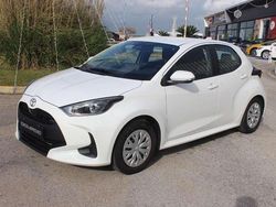 Super white Usata 2025 Toyota Yaris Hybrid Active Tre volumi | 18.000 € (Super prezzo)