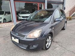 Grigio Usata 2008 Ford Fiesta Ghia Tre volumi | 2600 € (Buon prezzo)