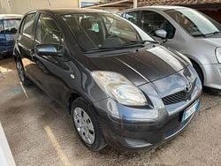 Grigio Usata 2009 Toyota Yaris Tre volumi | 3300 € (Buon prezzo)