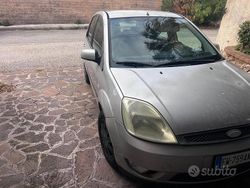 Grigio Usata 2004 Ford Fiesta Ghia Tre volumi | 1200 € (Ottimo prezzo)