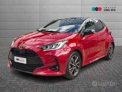 Rosso Usata 2023 Toyota Yaris Hybrid Style Tre volumi | 20.990 € (Buon prezzo)