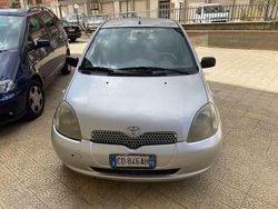 Argento Usata 2002 Toyota Yaris Tre volumi | 1700 € (Buon prezzo)
