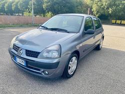 Grigio Usata 2003 Renault Clio II Tre volumi | 1700 € (Buon prezzo)