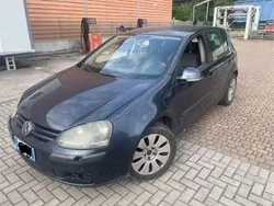 Grigio Usata 2004 VW Golf V Comfortline Tre volumi | 1200 € (Buon prezzo)