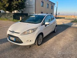 Bianco Usata 2011 Ford Fiesta Due volumi | 4900 € (Cara)
