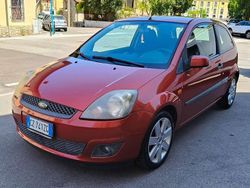 Rosso Usata 2006 Ford Fiesta Titanium Due volumi | 2900 € (Buon prezzo)