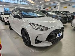 Silver metallic & black Usata 2024 Toyota Yaris Hybrid Sport Tre volumi | 19.500 € (Buon prezzo)