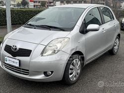 Grigio Usata 2007 Toyota Yaris Luna Due volumi | 3200 € (Buon prezzo)