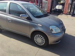 Grigio Usata 2004 Toyota Yaris Tre volumi | 2800 € (Cara)