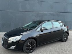 Nero Usata 2010 Opel Astra Cosmo Tre volumi | 6450 €