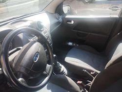 Grigio Usata 2008 Ford Fiesta Ghia Due volumi | 1900 € (Buon prezzo)