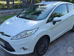 Bianco Usata 2009 Ford Fiesta Due volumi | 3800 €