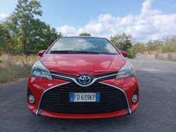 Rosso Usata 2016 Toyota Yaris Hybrid Active Tre volumi | 9000 € (Buon prezzo)