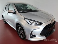 Grigio Nuova 2025 Toyota Yaris Hybrid Trend Tre volumi | 20.950 € (Buon prezzo)
