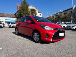 Rosso pastello Usata 2017 Toyota Yaris Hybrid Style Tre volumi | 12.900 € (Buon prezzo)
