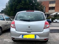Grigio Usata 2011 Renault Clio III Tre volumi | 1700 € (Buon prezzo)