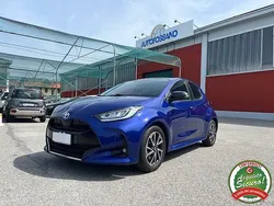 Blu/azzurro(met.) Usata 2021 Toyota Yaris Lounge Tre volumi | 17.990 €