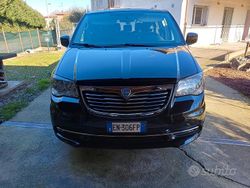 Nero Usata 2012 Lancia Voyager Platinum Monovolume | 12.000 € (Cara)