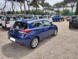 Blu/azzurro Usata 2018 Toyota Auris Hybrid Active Tre volumi | 12.000 €
